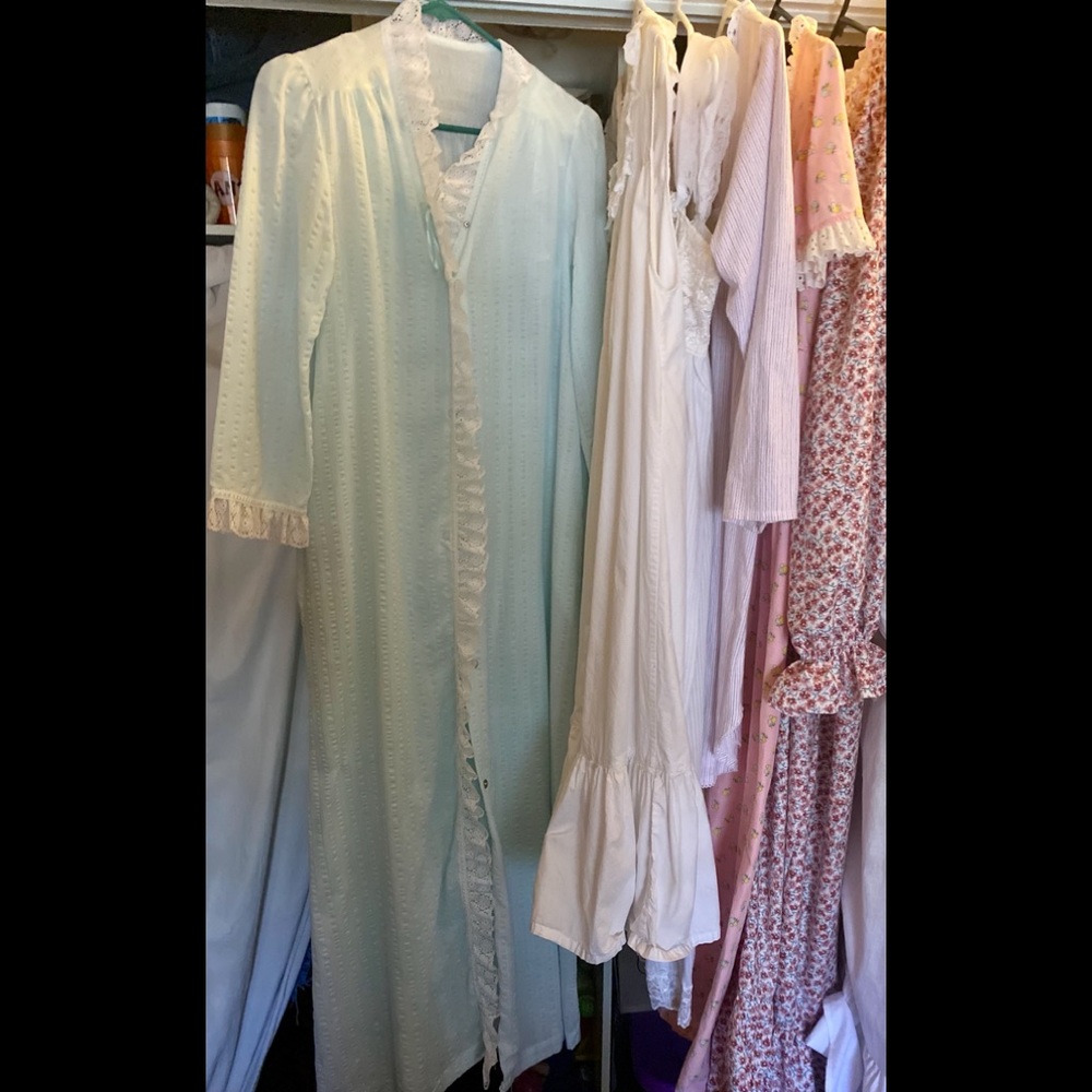 VINTAGE 1980’s NIGHTGOWN / ROBE MISS ELAINE